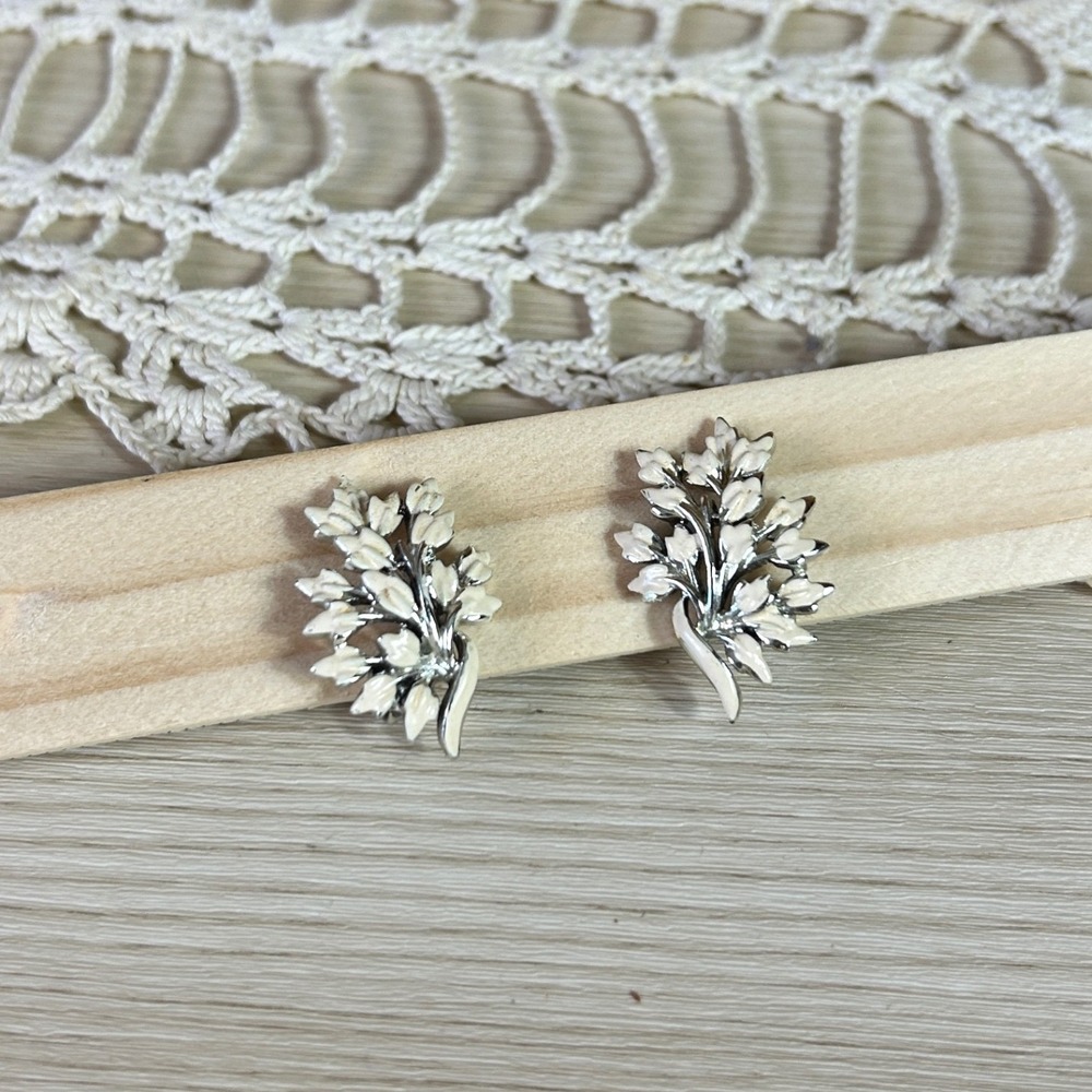 Vintage Coro‎ Signed Enamel Leaf Earrings Cream Silver Tone Screw Back Feminine